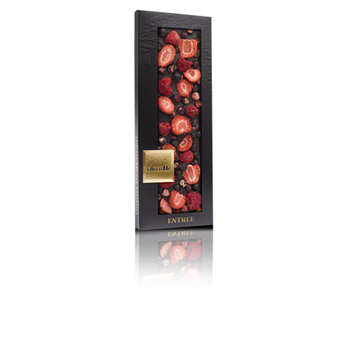 ChocoMe-Ciocolată neagră cu coacăze negre, felii de căpșuni și zmeură  110g